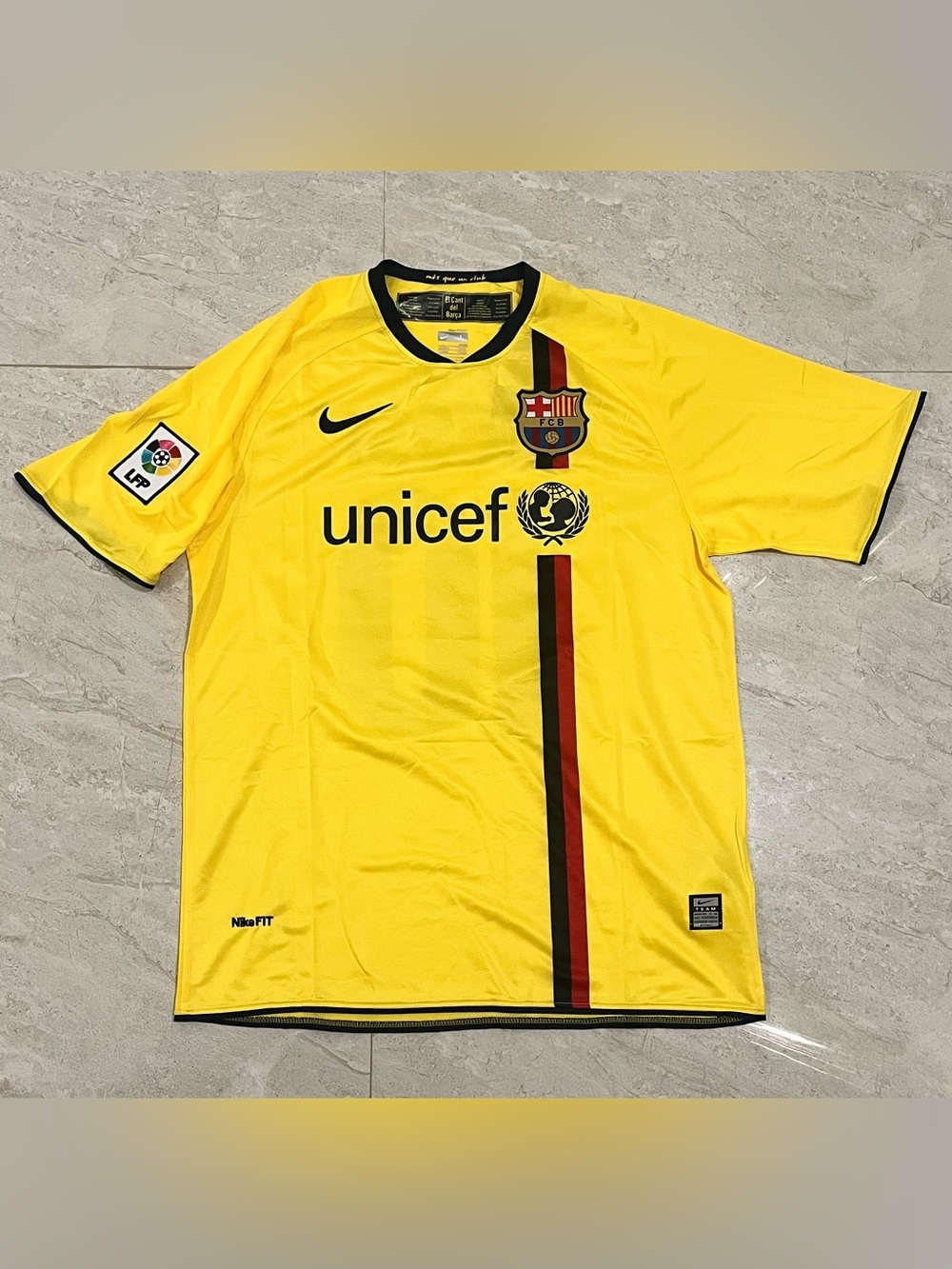 Barcelona 08/09 yellow Away jersey - Messi
#10 SIZE LARGE